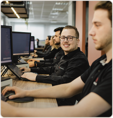 Equipe da Contassesc trabalhando em seus computadores no escritório